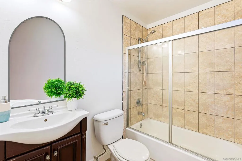 2418 W Lincoln St, Long Beach, California 90810 home-pic-19